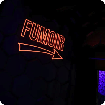 Panneau néon rouge « Fumoir » avec flèche directionnelle lumineuse