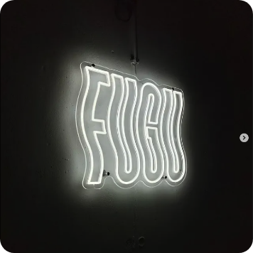 Enseigne néon blanche « FUGU » design minimaliste sur fond noir