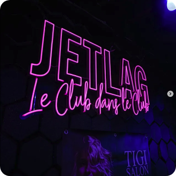 Logo néon violet « Jetlag Le Club dans la Cité » pour discothèque et club nocturne