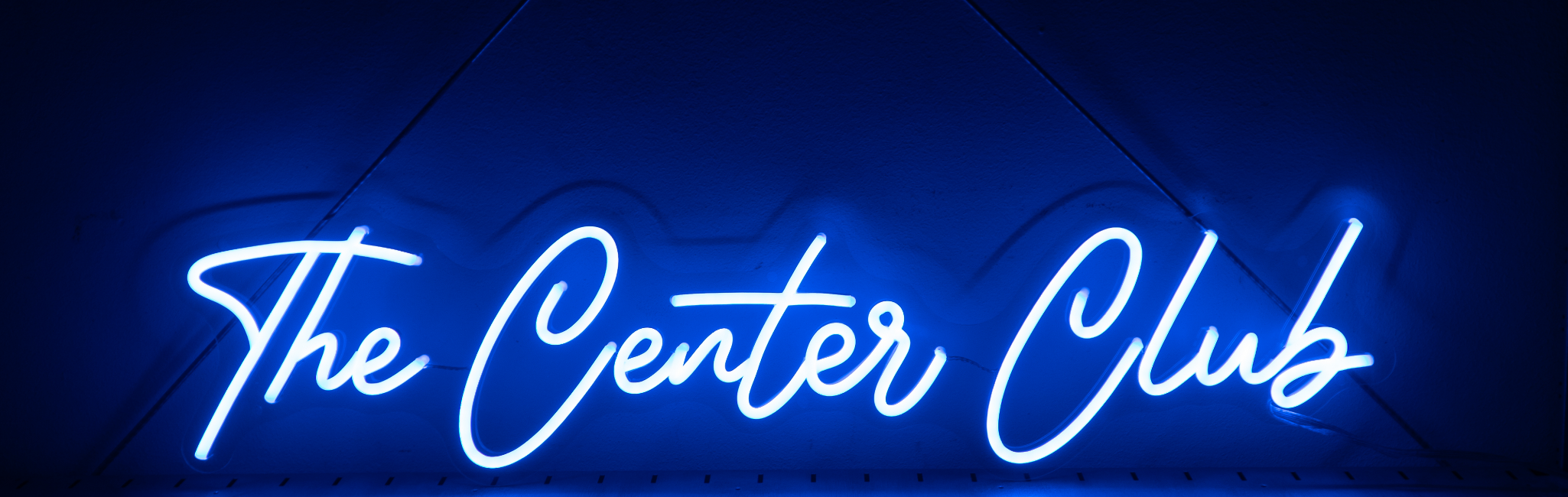 Enseigne néon bleue « The Center Club » en écriture manuscrite lumineuse