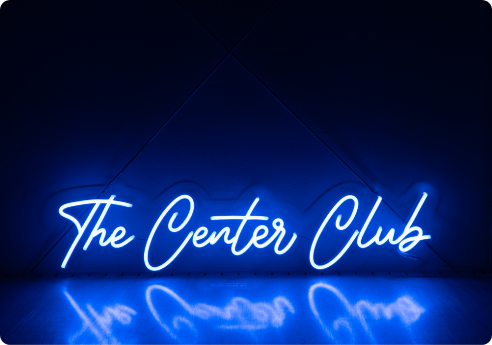 Enseigne néon bleue « The Center Club » en écriture manuscrite lumineuse