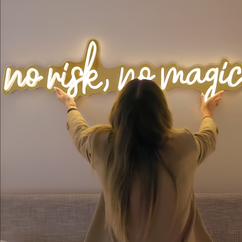 Femme fixant une enseigne néon jaune avec l’inscription no risk, no magic