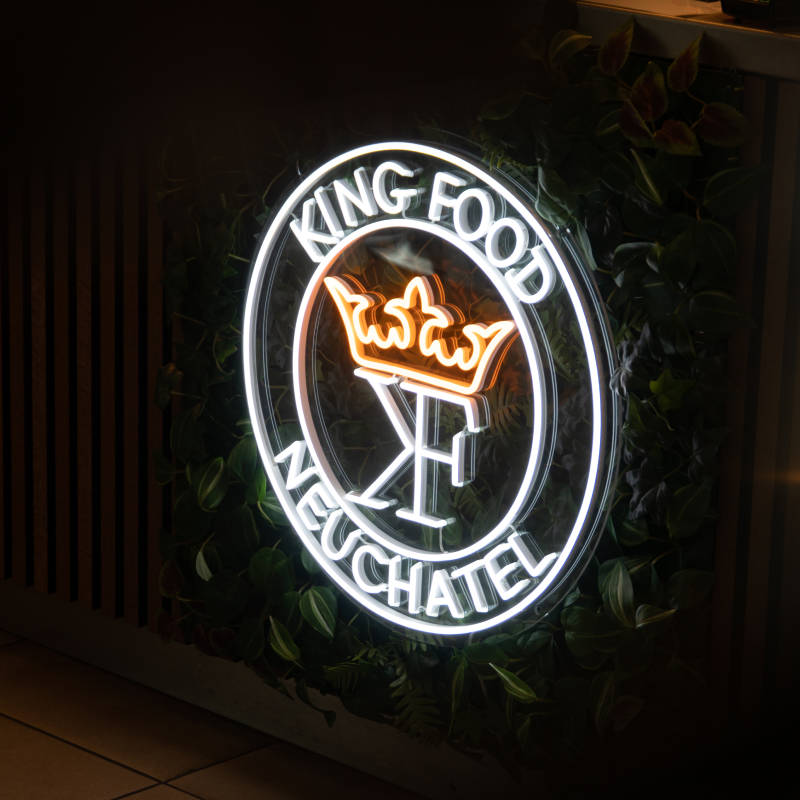 Logo néon lumineux « King Food Neuchâtel » avec couronne, enseigne de restaurant