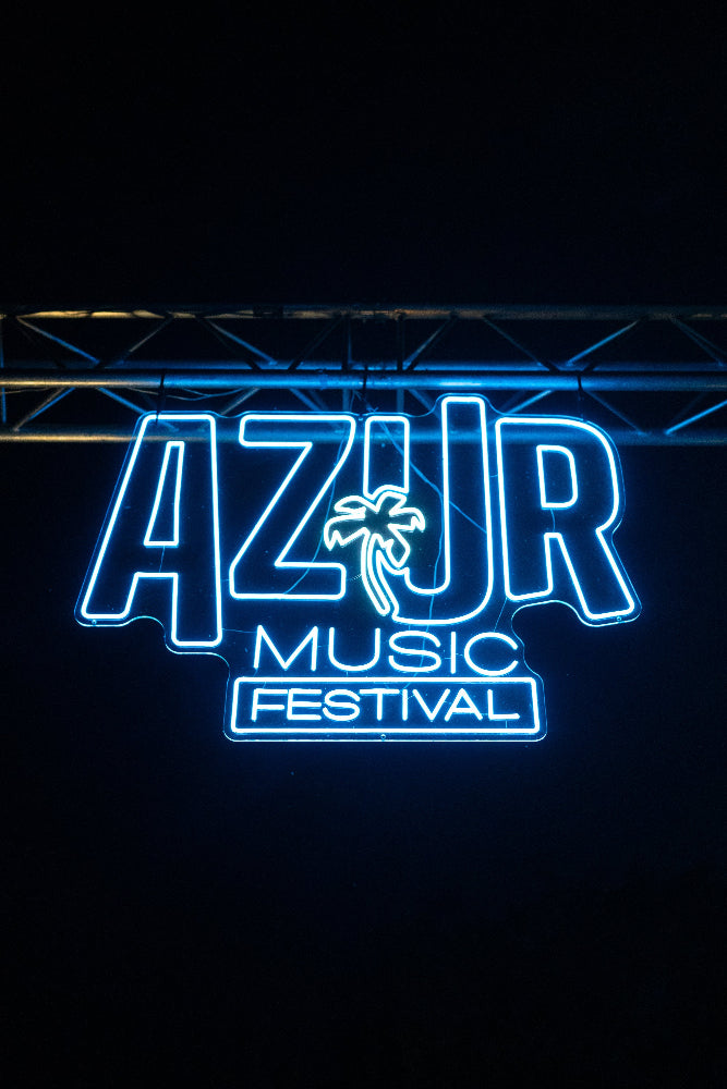 Enseigne néon bleue Azur Music Festival avec palmier lumineux