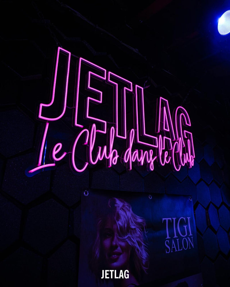 Enseigne néon violette Jetlag Le Club dans le Club